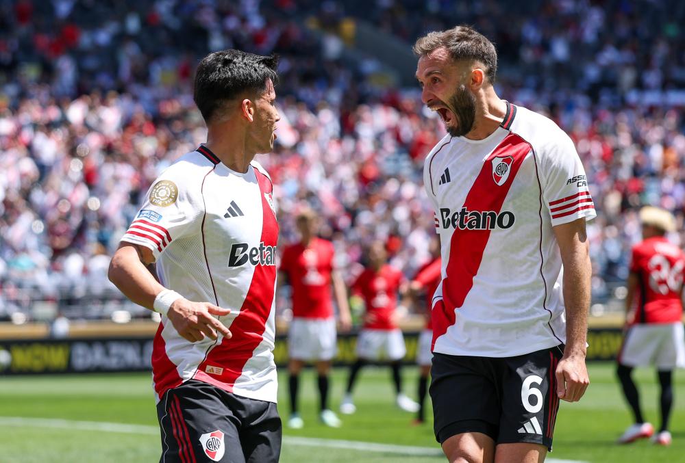 成都蓉城教练组现场观战中韩战，徐正源、金亨镒在场