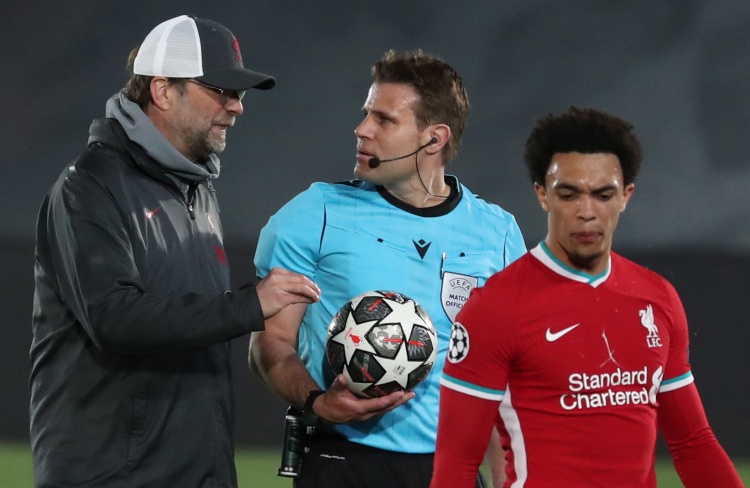 巴萨球迷再次在诺坎普比赛第10分钟集体高喊梅西的名字！